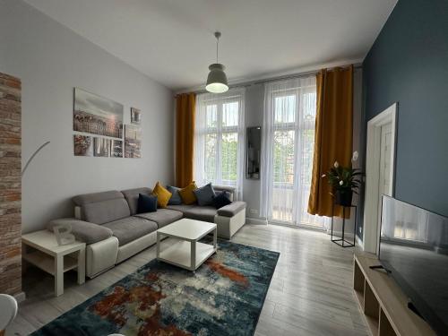 uma sala de estar com um sofá e uma televisão em Apartament Wroclawia em Breslávia