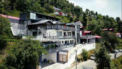 eine Luftansicht eines Hauses auf einem Hügel in der Unterkunft Jai Anjana Resort in Kanatal