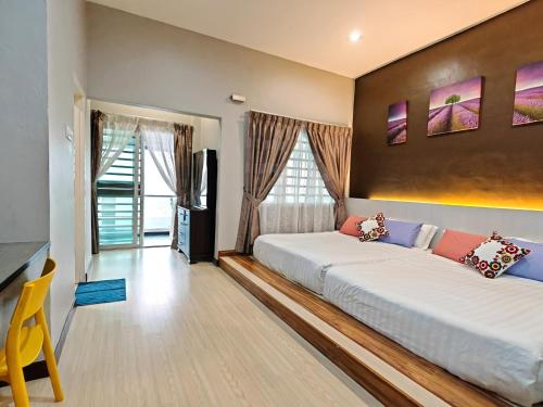 a bedroom with two beds and a tv in it at W13 atGoldenHills NightMarket WiFi 4R in Brinchang