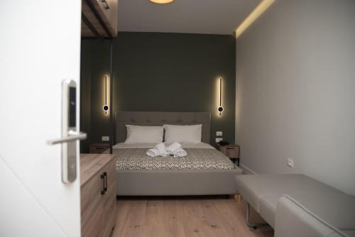 um quarto com uma cama com duas toalhas em Comfort Rooms Pogradec em Pogradec