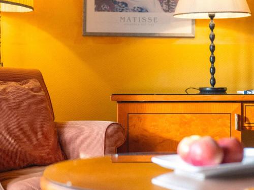 uma mesa com um candeeiro e um prato de maçãs em Hotel Silberhorn - Residences & Spa Wengen em Wengen