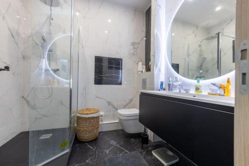 een badkamer met een douche, een toilet en een wastafel bij Duplex avec extérieur, 30 min de Paris et Disney in Saint-Maur-des-Fossés