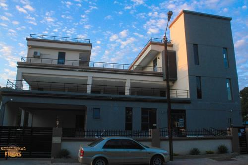 un edificio con un coche aparcado delante de él en Staybridge Golfview Suites, en Gaborone
