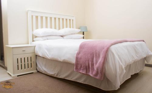 Säng eller sängar i ett rum på Staybridge Golfview Suites