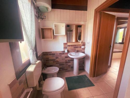 małą łazienkę z toaletą i umywalką w obiekcie Casetta Madre Vita w mieście Belvedere