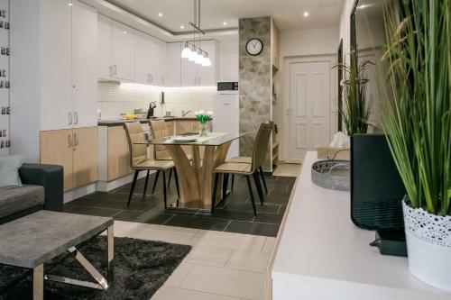 Dévai-LUX Apartman Sárvárにあるキッチンまたは簡易キッチン