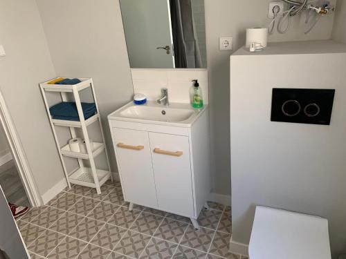 a small bathroom with a sink and a mirror at Apartamento playa sada in Sada