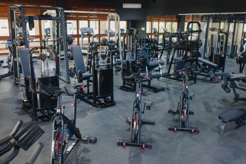 ein Fitnessstudio mit einem Haufen Fahrräder und Gewichten in der Unterkunft Transamerica Comandatuba - All Inclusive Resort in Ilha de Comandatuba