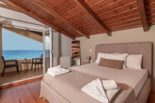 um quarto com uma cama e vista para o oceano em Sea Breeze Villa em Tsilivi