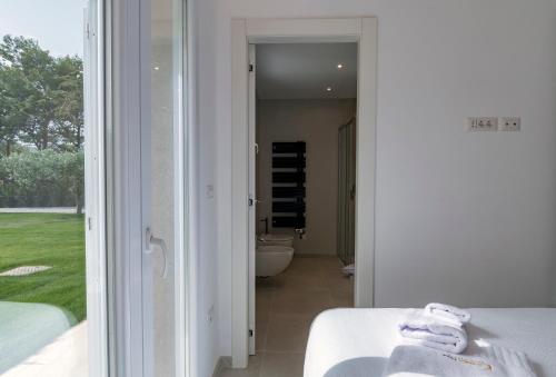 a bathroom with a tub and a toilet in a room at Villa Golden Root Real Estate in San Teodoro