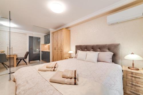 - une chambre avec un grand lit et 2 oreillers dans l'établissement Deluxe and Central Garden Apartment, à Varna