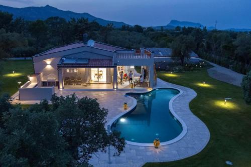 een luchtzicht op een huis met een zwembad bij Villa Golden Root Real Estate in San Teodoro