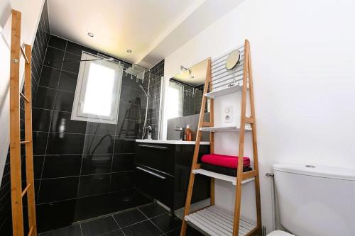 Les Cimes في بانيير-دوبيغور: حمام مع مرحاض ومغسلة ورف