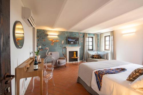 una camera con letto e un soggiorno di Braida Wine Resort a Rocchetta Tanaro