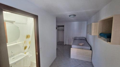 een badkamer met een bed, een bad en een wastafel bij Maryvilla Zohra in Calpe