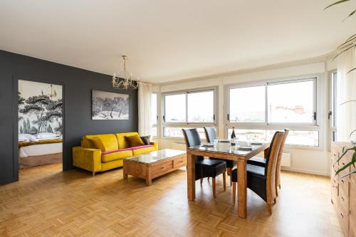 un salon avec une table et un canapé jaune dans l'établissement DIFY Duguesclin - Quai du Rhone, à Lyon