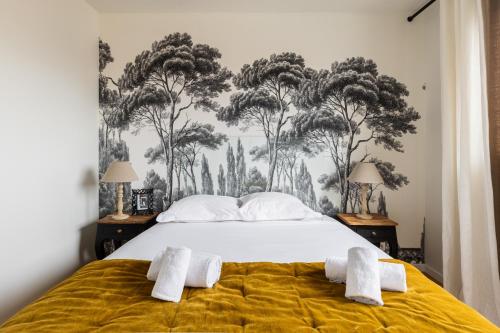 une chambre avec un grand lit avec des serviettes dessus dans l'établissement DIFY Duguesclin - Quai du Rhone, à Lyon