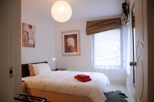 Un dormitorio con una cama con una bolsa roja. en Killarney , Ring of Kerry 2 Bed Apartment 2 Bathrooms, en Killarney