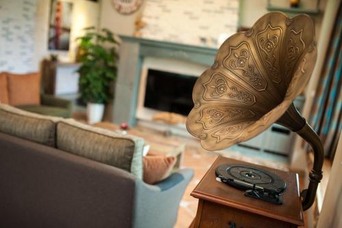 a lamp on a table in front of a living room at 心享庭園民宿 Wishes B&B in Jian