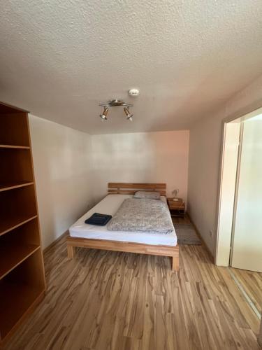 um quarto com uma cama num quarto em Ferienwohnung/Monteurwohnung in ruhigem Innenhof em Nörten-Hardenberg