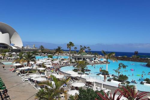 ein Blick auf den Pool in einem Resort in der Unterkunft Modern apartment in Las Americas, LK520 with pool close to the ocean in Playa de las Americas