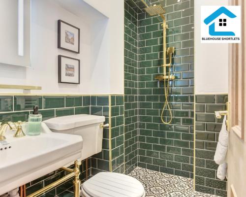 een badkamer met een wastafel en een toilet bij Ideal Weekly and Short Stay with Seaview in Brighton by Bluehouse Shortlets in Brighton & Hove