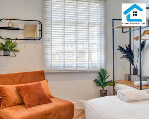 Postel nebo postele na pokoji v ubytování Brighton Cosy Winter Stay Comfort by the Sea-Marine M