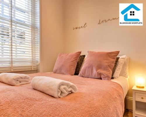 Postel nebo postele na pokoji v ubytování Brighton Cosy Winter Stay Comfort by the Sea-Marine M