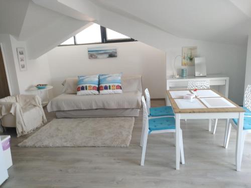 ソゾポルにあるSea Dream Villa Studio above the seaのテーブル、ベッド、テーブル、椅子が備わる客室です。