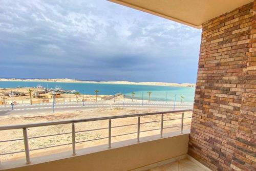 a balcony with a view of the beach at برج دهب قديم in Marsa Matruh