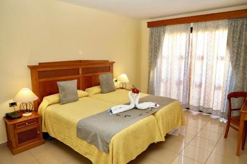 Кровать или кровати в номере Grand Muthu Golf Plaza Hotel & Spa