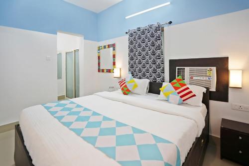 1 Schlafzimmer mit 2 Betten in einem Zimmer in der Unterkunft OYO Home Exotic Stay in Bhubaneshwar