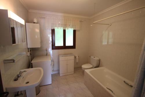 Ванная комната в Paraiso Terrenal 4 - well-furnished villa with panoramic views by Benissa coast