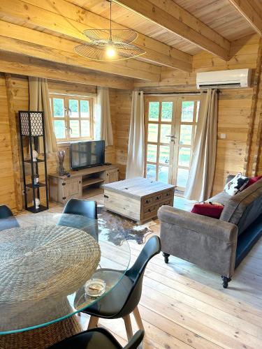 un salon avec un canapé et une table dans l'établissement Maison charmante à Fougax-et-Barrineuf, à Fougax-et-Barrineuf