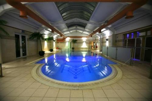 una gran piscina en un gran edificio en The Great Northern Hotel, en Bundoran