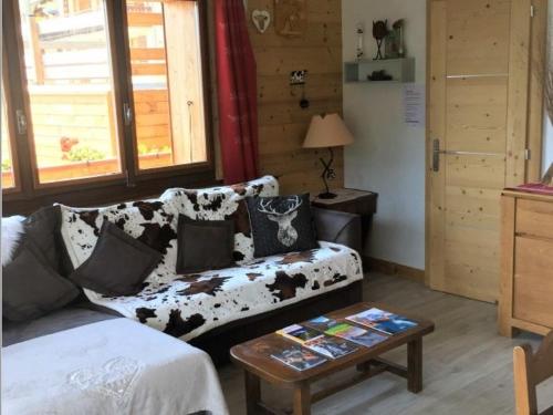 a living room with a couch and a table at Appartement Le Grand-Bornand, 2 pièces, 4 personnes - FR-1-467-36 in Le Grand-Bornand