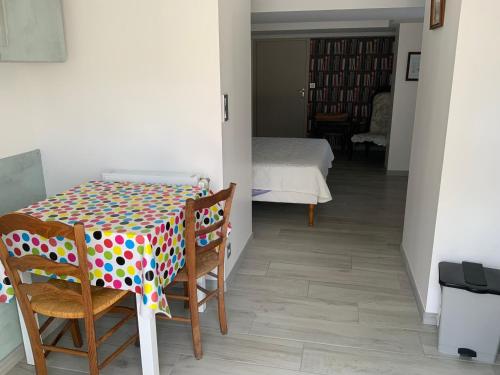 uma mesa com uma toalha de mesa de bolinhas numa sala em LE PICOT em Marçay