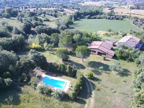 una vista aérea de una casa con piscina en Mas Ca La Coixa, en Tortellà