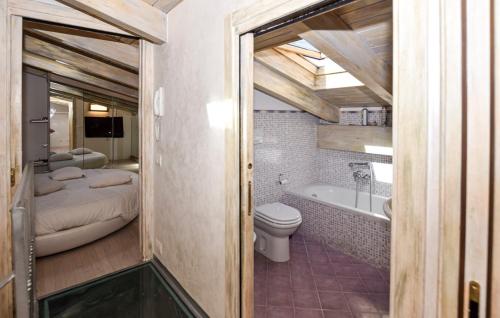 e bagno con letto, servizi igienici e vasca. di Ostia Antica - LA CASA DI LAURA - JACUZZI & GARDEN a Ostia Antica