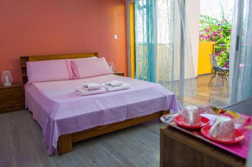מיטה או מיטות בחדר ב-Room in Villa - The white-orange bedroom with a pleasant view overlooking the lake