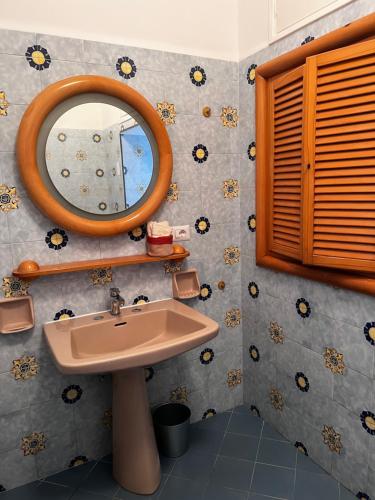 bagno con lavandino e specchio di Casa Dora ad Anacapri