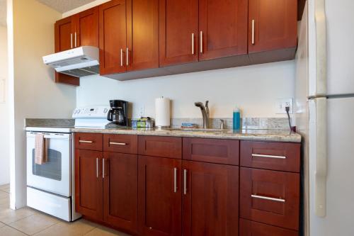 Fully Equipped 23rd Floor Condo at the Waikiki Banyan condo_3