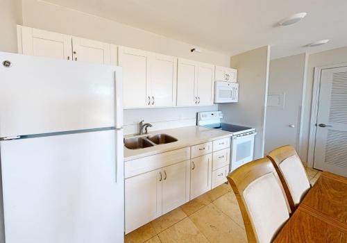 Sleek & Modern 32nd Floor Condo at the Waikiki Banyan - Free parking! condo_2