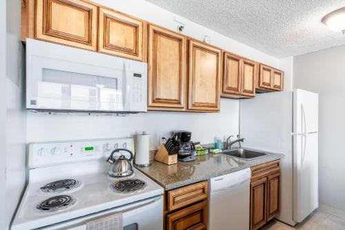 Waikiki Banyan High Level Condo with Private Lanai condo_3