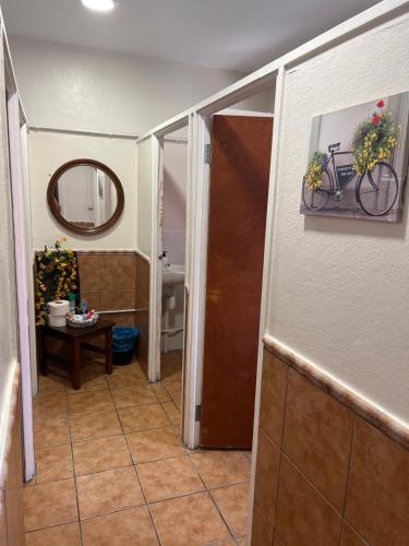 pasillo con baño con bicicleta en la pared en Emile Youth Hostel en Gibraltar