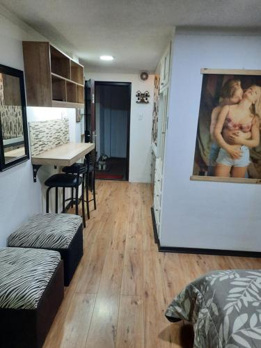 ein kleines Zimmer mit einem Schlafzimmer und einem Esszimmer in der Unterkunft Hospedaje Aguaclara in Quito