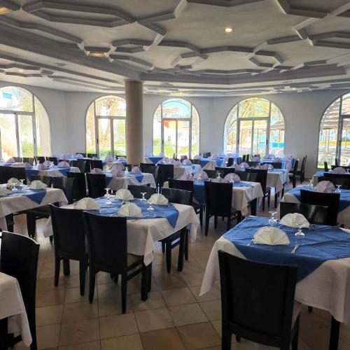 En restaurant eller et andet spisested på Golf Beach & Thalasso- Families and Couples