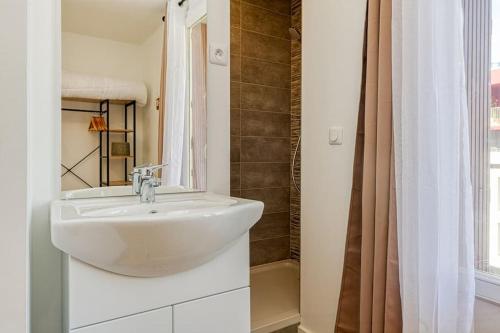 une salle de bain avec un lavabo et une douche dans l'établissement Haut standing, 4 ch dont 2 sdb privé, clim, fibre, à Grenoble