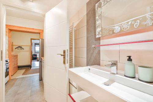施特拉爾松德的住宿－Ferienwohnungen Bernstein，一间带水槽和镜子的浴室