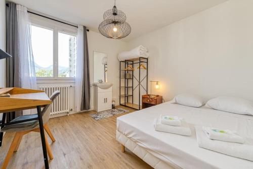 - une chambre blanche avec un bureau et un lit dans l'établissement Haut standing, 4 ch dont 2 sdb privé, clim, fibre, à Grenoble